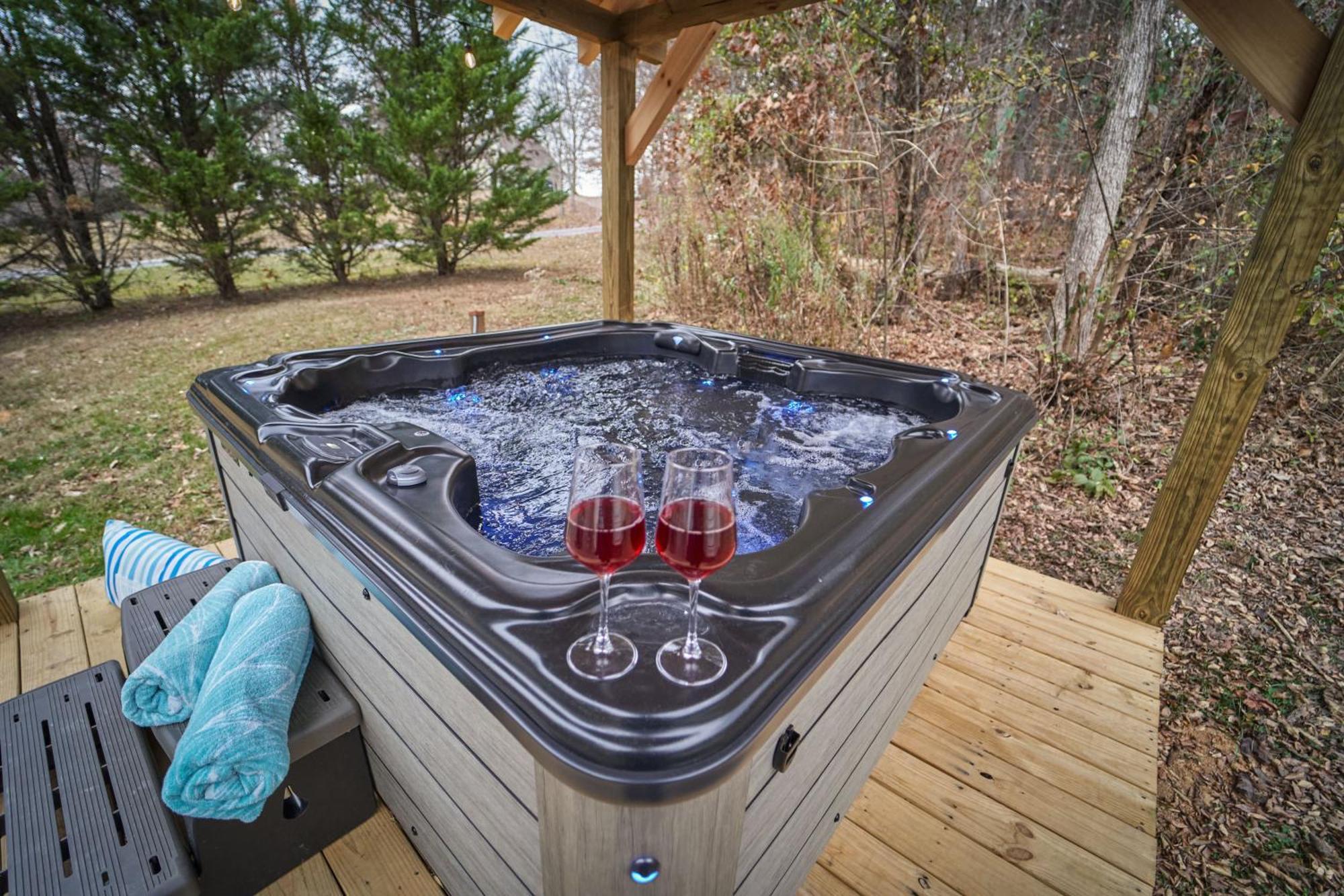 Entertainment Galore! Luxurious Property, Spectacular & Peaceful Setting, Great Location, Close To Major Attractions!! Pigeon Forge Eksteriør bilde