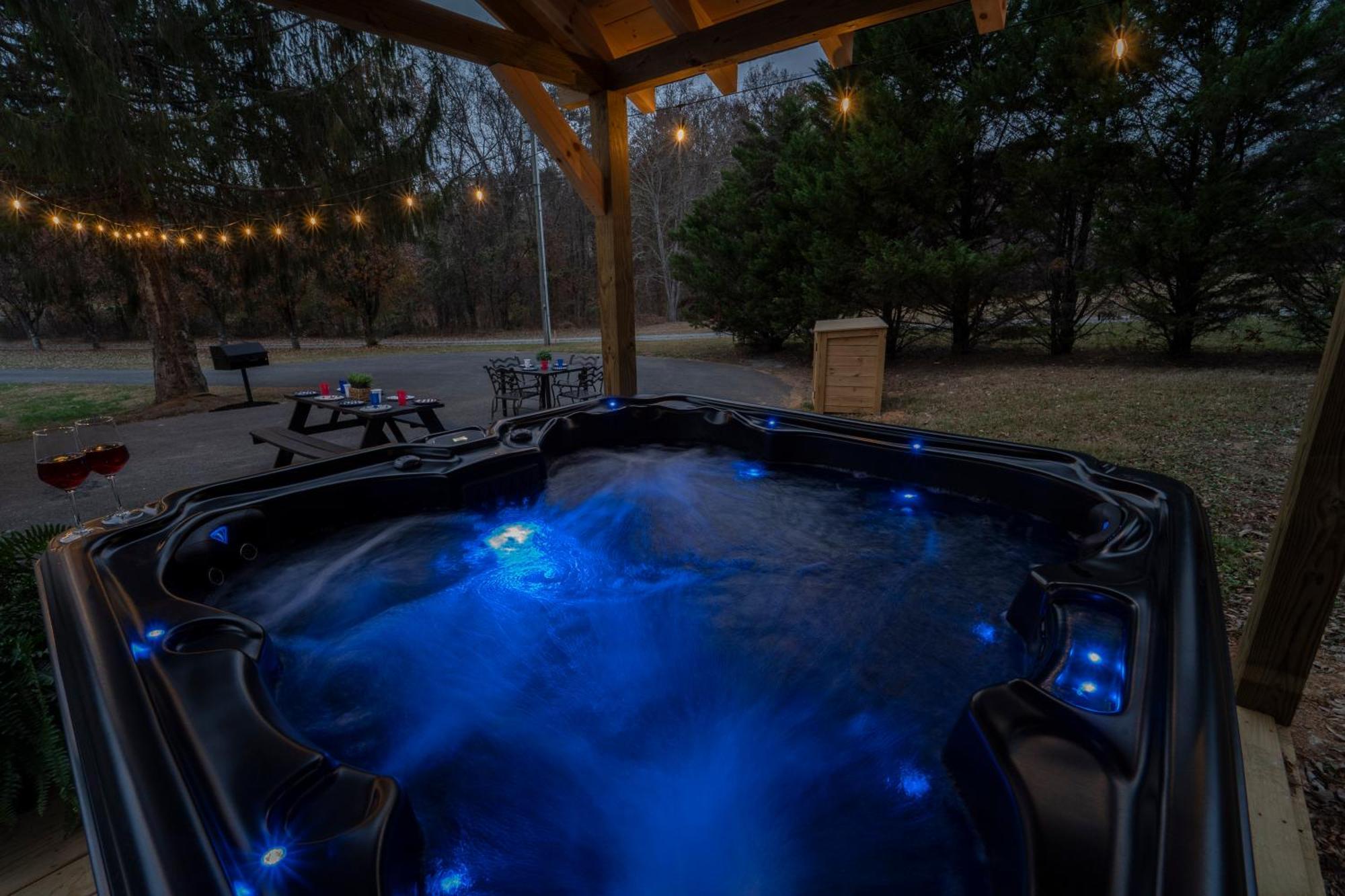 Entertainment Galore! Luxurious Property, Spectacular & Peaceful Setting, Great Location, Close To Major Attractions!! Pigeon Forge Eksteriør bilde